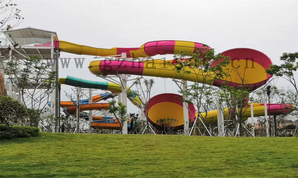 水上乐园滑梯设备狂欢，畅享刺激盛宴
