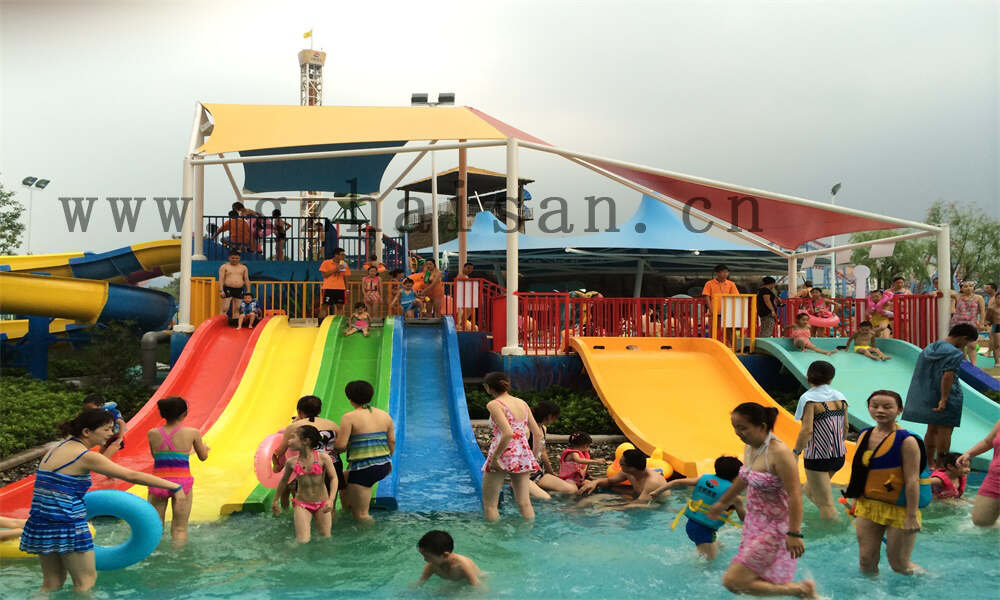 水上乐园设计中的人群疏散应如何考虑？